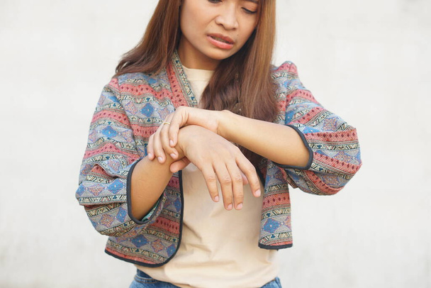 Asyalı kadının ellerinde kas zayıflığı var. - Fotoğraf, Görsel