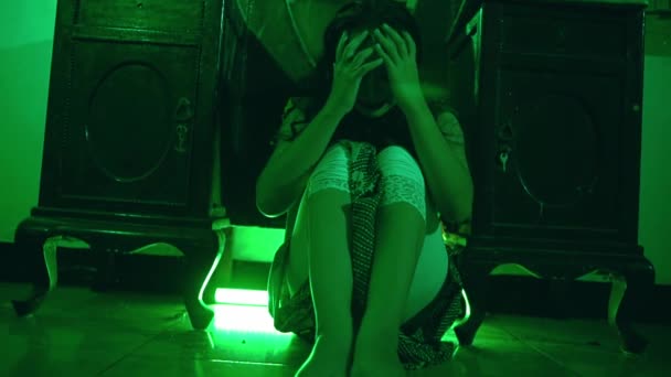 Una donna asiatica è così depressa a causa del bullismo che piange sotto il tavolo da sola nella sua stanza. - Filmati, video