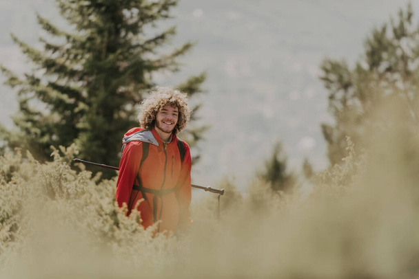 A mountaineer enjoys walking and exploring mountain areas.  - Foto, imagen