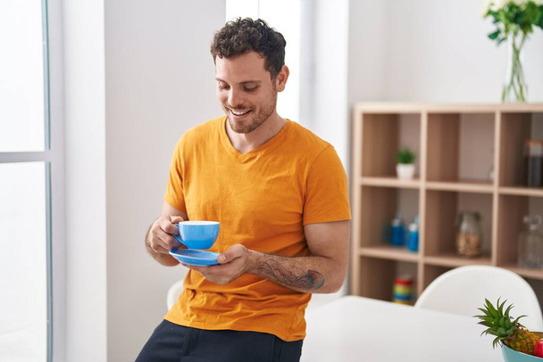 Młody Hiszpan pijący kawę w domu - Zdjęcie, obraz