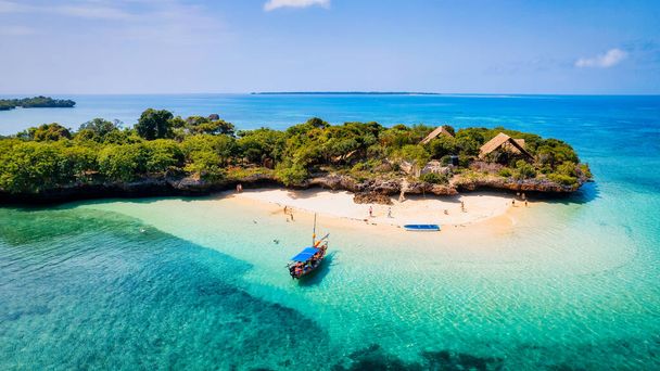 Tento bezpilotní snímek pláže Zanzibaru je tropický ráj s palmami, bílým pískem a křišťálově čistou vodou. - Fotografie, Obrázek