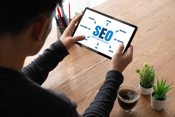 SEO Search Engine Optimization para modish e-commerce e negócios de varejo on-line mostrando na tela do computador - Foto, Imagem