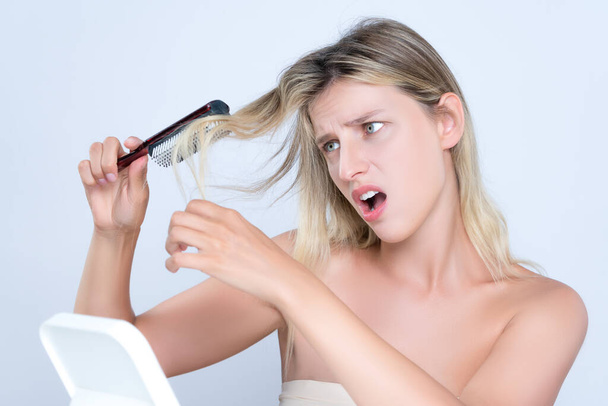 Intrygujący portret kosmetyku piękna czysta skóra kobieta o kruche suche problemy z włosami. Sfrustrowany smutny wyraz twarzy w odosobnionym otoczeniu. Koncepcja uszkodzenia i wypadania włosów. - Zdjęcie, obraz