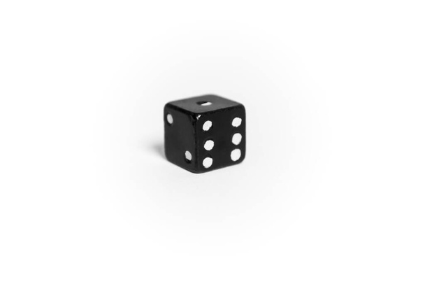 Játékos kocka fehér háttérrel. A játék kocka van forgatva a szám 6. A fehér kockán egy kocka van. Egy fekete kocka fehér háttérrel. - Fotó, kép