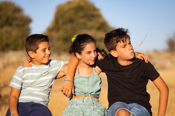 Troje dzieci cieszących się wakacjami na wsi - Zdjęcie, obraz