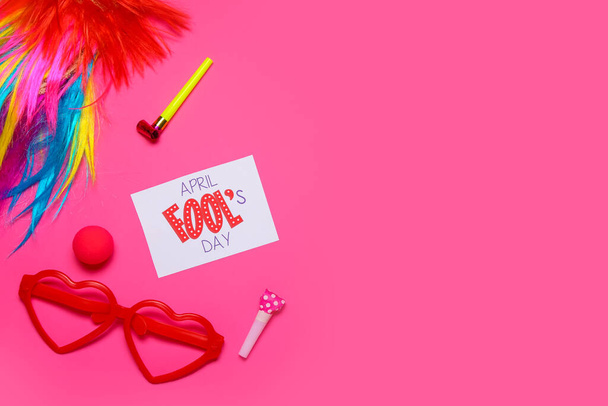 Карточка с текстом ДЕНЬ АПРЕЛЯ Фула и праздничный декор на розовом фоне - Фото, изображение