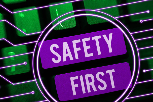 Znak tekstowy pokazujący Bezpieczeństwo Po pierwsze, Słowo Wpisany na Unikaj niepotrzebnego ryzyka Żyj bezpiecznie Uważaj - Zdjęcie, obraz