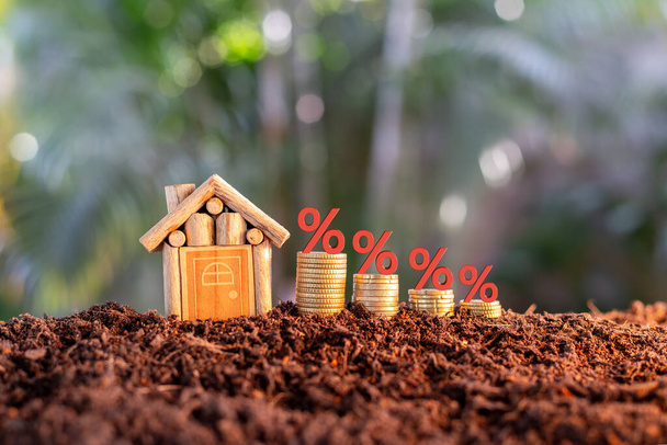 Coins and house. has an illustration of interest concept of calculating interest payments. planning savings money of coins to buy a home concept for property, mortgage, invest. - Valokuva, kuva