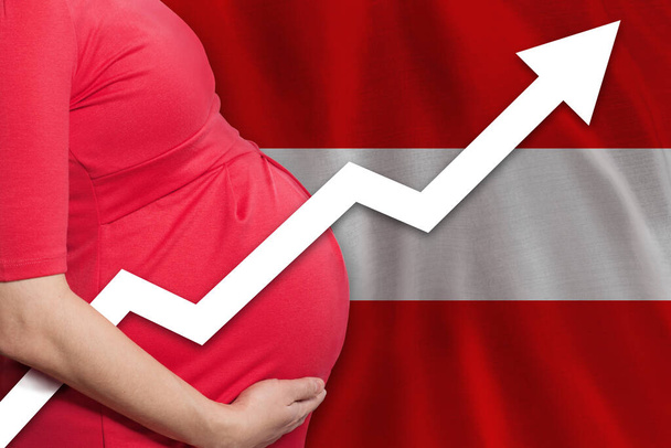 Zwangere vrouw op Oostenrijkse achtergrond. Geboortecijfer stijgt - Foto, afbeelding