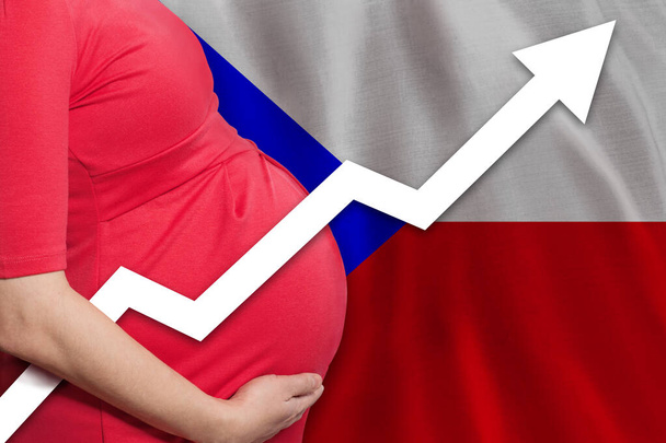 Tsjechische zwangere vrouw op de vlag van Tsjechië achtergrond. Geboortecijfer stijgt - Foto, afbeelding