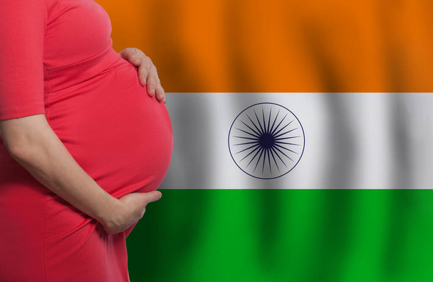 Senhora grávida no fundo da bandeira indiana - Foto, Imagem