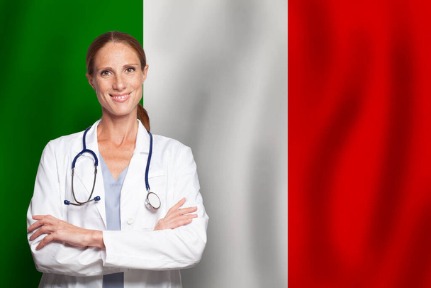 Italiaanse huisarts gp op de vlag van Italië - Foto, afbeelding