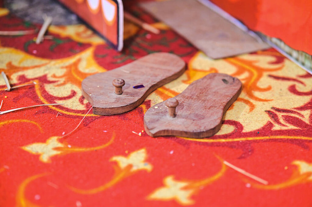 Падука. Традиционные индуистские деревянные сандалии. Культура Махараштры. Индийский мальчик в традиционной обуви из церемониала - Фото, изображение
