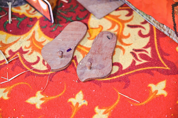 Sandali tradizionali in legno indù. Paduka. Cultura del Maharashtra. Ragazzo Indiano Scarpe tradizionali in Cerimonia - Foto, immagini