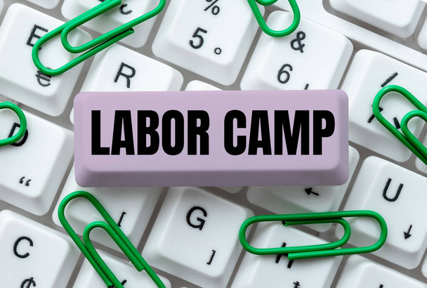 Titulek s textem Labor Camp, Business overview trestní kolonie, kde se provádí nucená práce - Fotografie, Obrázek