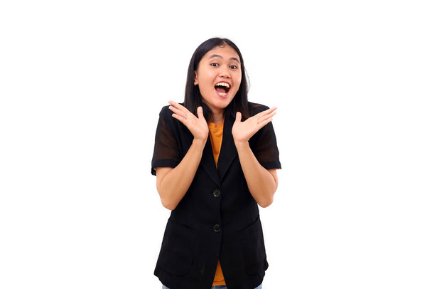 Vzrušený výraz mladé asijské podnikatelky, křičící při pohledu do kamery. Izolované - Fotografie, Obrázek
