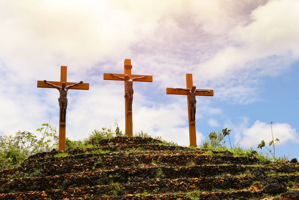 Tres cruces de pie en la colina. Concepto Viernes Santo - Foto, imagen
