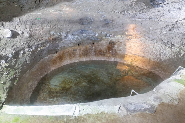 Lágrimas da Rainha Tamar, fonte sagrada, lagoa de água benta em caverna esculpida no complexo do mosteiro da caverna de Vardzia, na Geórgia, acredita-se ter características curativas. - Foto, Imagem