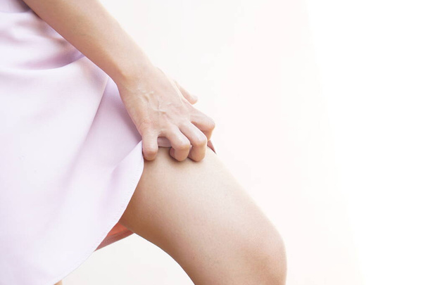 asiatico donna avendo prurito gambe - Foto, immagini