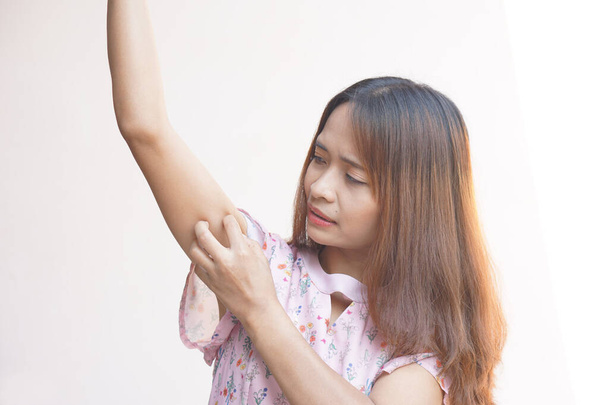 Asiatico donna avendo prurito pelle su braccio - Foto, immagini