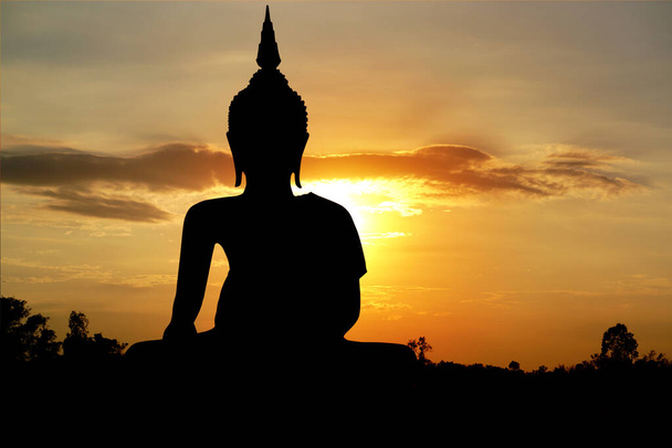 Wielki Budda sylwetka zachodzącego słońca.Dni Buchy Makha.Vesak Day.Asanha Bucha.Buddyjski Wielki Post. - Zdjęcie, obraz
