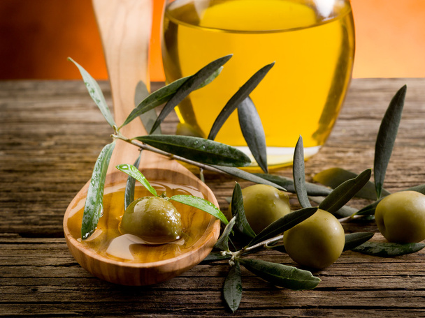 Olive oil over wood spoon - Zdjęcie, obraz