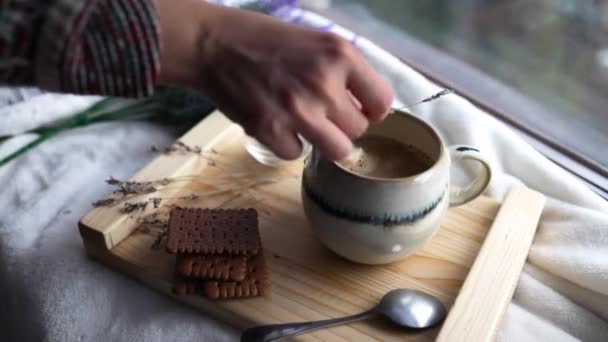 Adding coffee creamer into black coffee. Slow motion cream pouring in a cup of black coffee - Filmagem, Vídeo