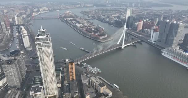 Neem een betoverende drone vlucht over de Nieuwe Maas en het Noordereiland, voordat u de prachtige Zalmhaventoren en de iconische Erasmusbrug van dichtbij bekijkt.. - Video