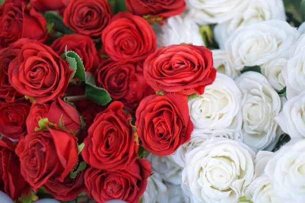 красивые розы фон на столе - Фото, изображение