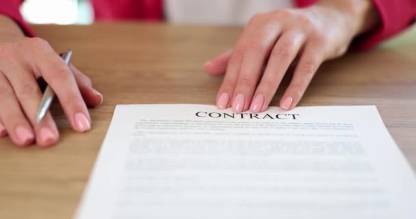 法的契約または不動産購入契約に署名する。契約書と署名のペンを手に入れる - 映像、動画