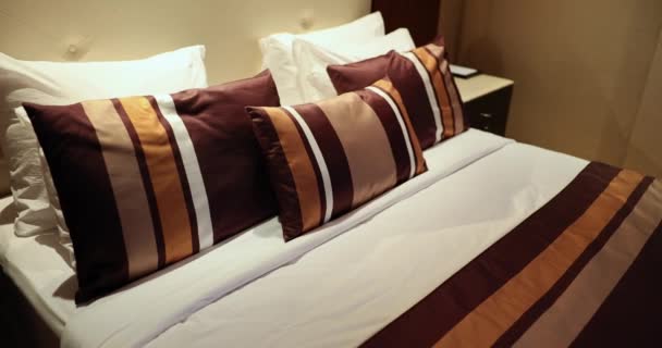 Stijlvol modern bed en beddengoed in de slaapkamer. Hotel kamer ontwerp - Video