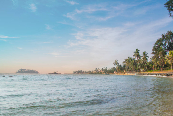 Bateaux lumineux sur la plage tropicale de Bentota, Sri Lanka par une journée ensoleillée
 - Photo, image