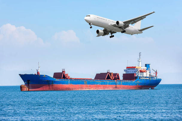 Hajó és légi szállítás. A szállítási mód olyan kifejezés, amely megkülönbözteti a különböző közlekedési módokat, illetve a személy- vagy áruszállítást. - Fotó, kép