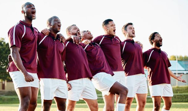 Rugby, deportes y equipo de hombres cantando para entrenar para una competición o juego en un campo. Fitness, deporte y ejercicio con abrazo grupal de deportistas para el trabajo en equipo, apoyo y motivación para el partido de Copa del Mundo. - Foto, imagen