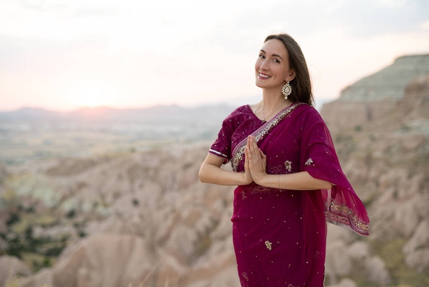 красивая девушка в национальной индийской одежде на фоне гор - Фото, изображение