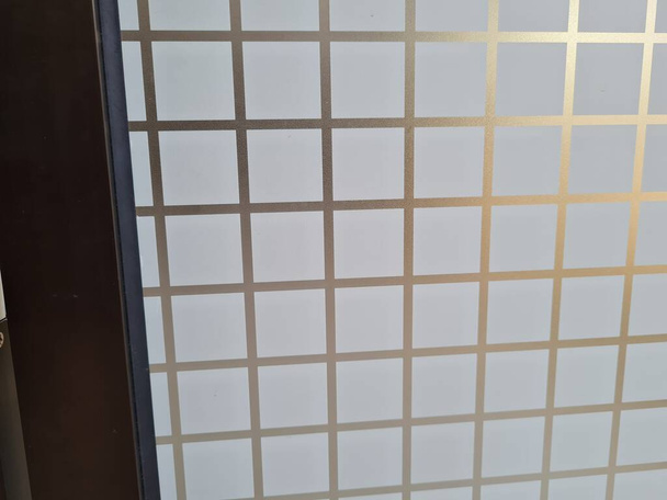 Checkered białe szklane drzwi teksturowane abstrakcyjne tło - Zdjęcie, obraz