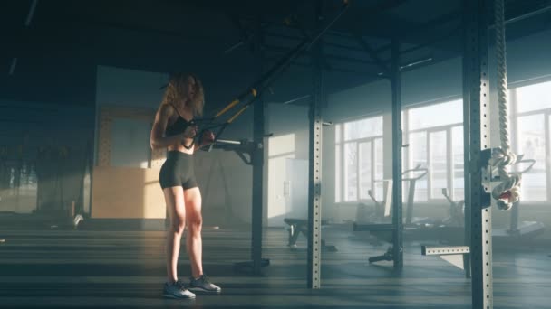 Nahaufnahme einer Sportlerin, die auf ihren Füßen balanciert, während sie Kniebeugen macht. Porträt einer Athletin, die Muskelkraft und Ausdauer entwickelt. Hochwertiges 4k Filmmaterial - Filmmaterial, Video