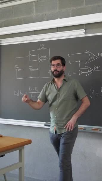 Learning Science and Technology - Electronics Computing Course at College School - vertical video - Felvétel, videó