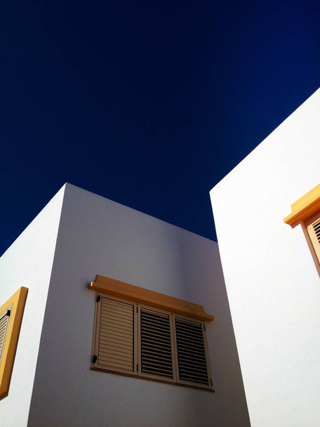 White houses contrasting with blue sky. - Foto, Imagem