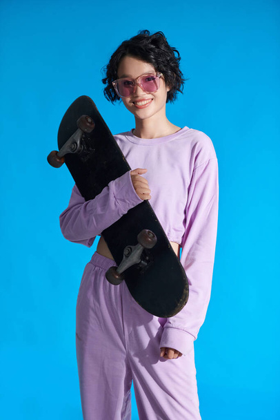 Портрет щасливої дівчини-підлітка, що тримає скейтборд
 - Фото, зображення