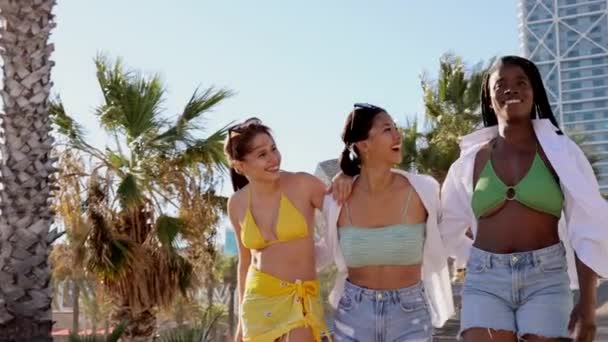 grupo de tres amigas multirraciales en la playa con palmeras puesta de sol - Metraje, vídeo