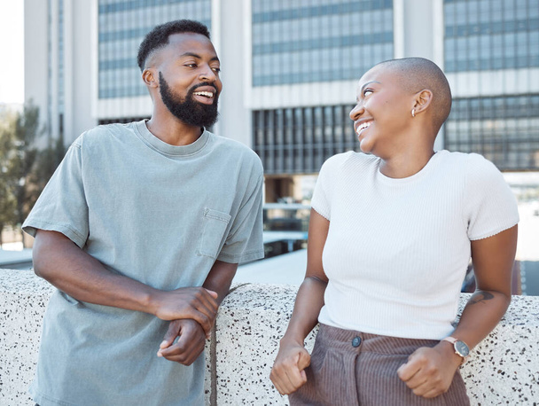 Συνομιλία, μαύροι και ευτυχισμένο ζευγάρι φίλων σε μια πόλη με ευτυχία σε εξωτερικούς χώρους. Αστικός τρόπος ζωής, γέλιο γυναίκα και την επικοινωνία από ένα κτίριο με συνεργάτη και χαμόγελο από τη συζήτηση. - Φωτογραφία, εικόνα