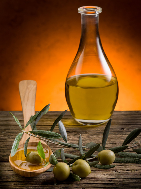 Olive oil over wood spoon - Foto, Imagem