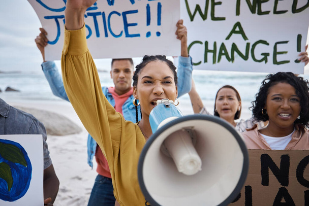 Protesty, zmiany klimatu i czarna kobieta z megafonem, walka o wolność z głosem, ruchem i prawami środowiska. Polityka, wściekli ludzie na plaży za aktywizm i solidarność z ocaleniem planety. - Zdjęcie, obraz