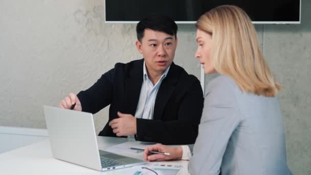 Smart Chinese businessman investment advisor lawyer financial expert consulting customer explaining bank loan deal benefits at business meeting, trust partnership contract. Business people working - Filmmaterial, Video