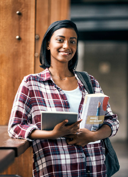 Радий бути в коледжі. молода студентка, яка тримає планшет і підручники на вулиці в кампусі
 - Фото, зображення