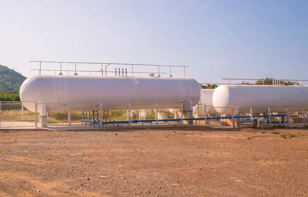 Tanques de almacenamiento de gas natural en planta industrial
. - Foto, Imagen