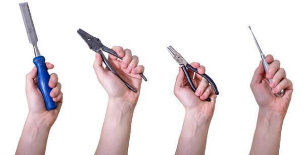 Hände, die Handwerkzeuge halten, isoliert auf weißem Hintergrund. Werkzeugaufzug, Meißel und Zange. - Foto, Bild