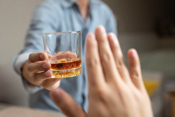 Человек отказывается от алкоголя напиток от своего друга - Фото, изображение