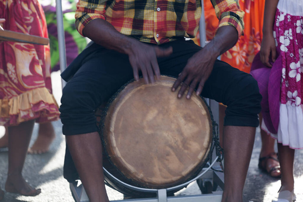 Percussionniste jouant avec un rouleur (tambour de La Réunion) pendant le carnaval du Grand Boucan. - Photo, image